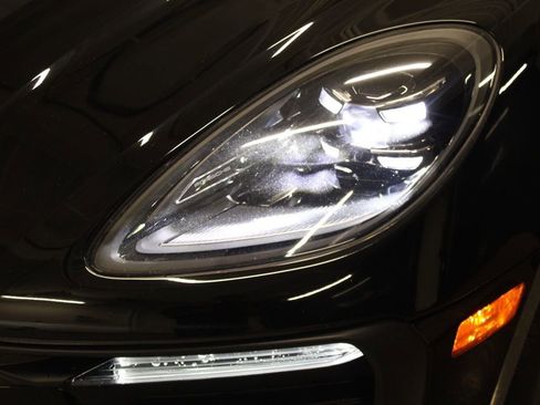 Certified 2022 Porsche Macan AWD/4WD image 11