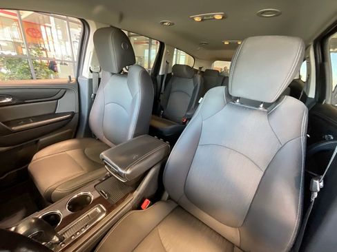 Used 2017 Chevrolet Traverse LT w/ Style and Technology Package image 10