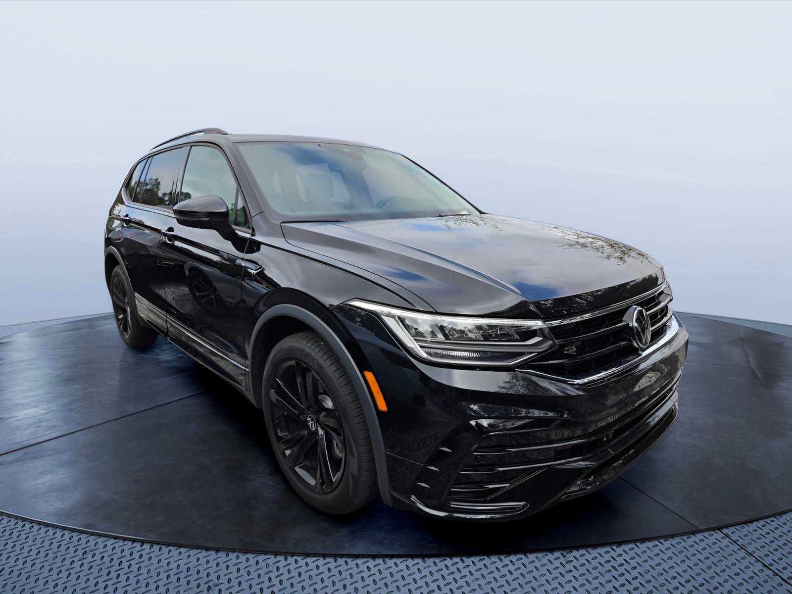 Used 2023 Volkswagen Tiguan SE R-Line FWD image 1