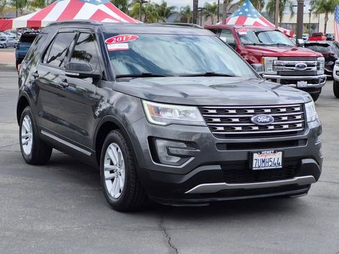 Used 2017 Ford Explorer XLT FWD image 3