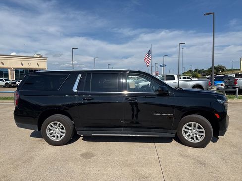 Used 2024 Chevrolet Suburban LT RWD image 17