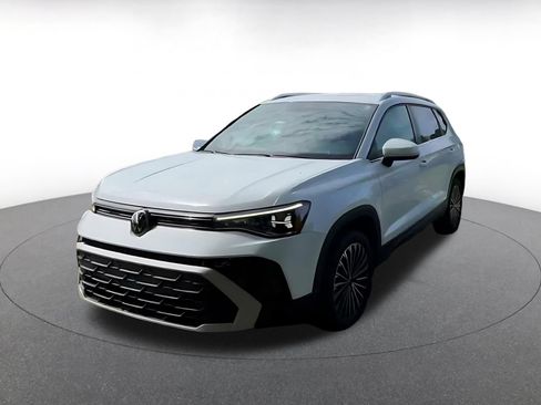 Used 2025 Volkswagen Taos SE FWD image 6