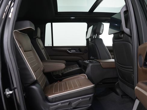 Used 2025 GMC Yukon XL Denali Ultimate AWD/4WD image 9