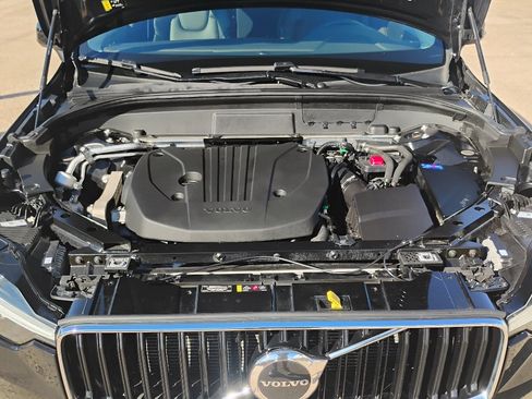 Used 2022 Volvo XC60 B5 Momentum image 26