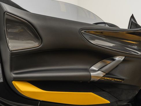 Used 2024 Ferrari SF90 Spider image 43