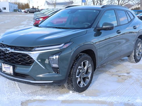 Used 2025 Chevrolet Trax LT w/ LPO, Blackout Package image 2