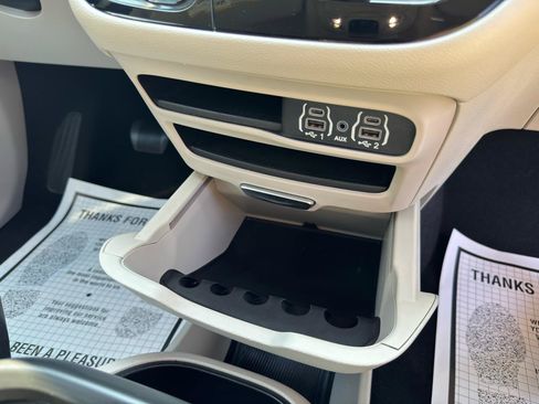 Used 2023 Chrysler Pacifica Touring-L FWD image 60