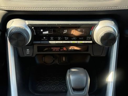 Used 2022 Toyota RAV4 LE FWD image 18