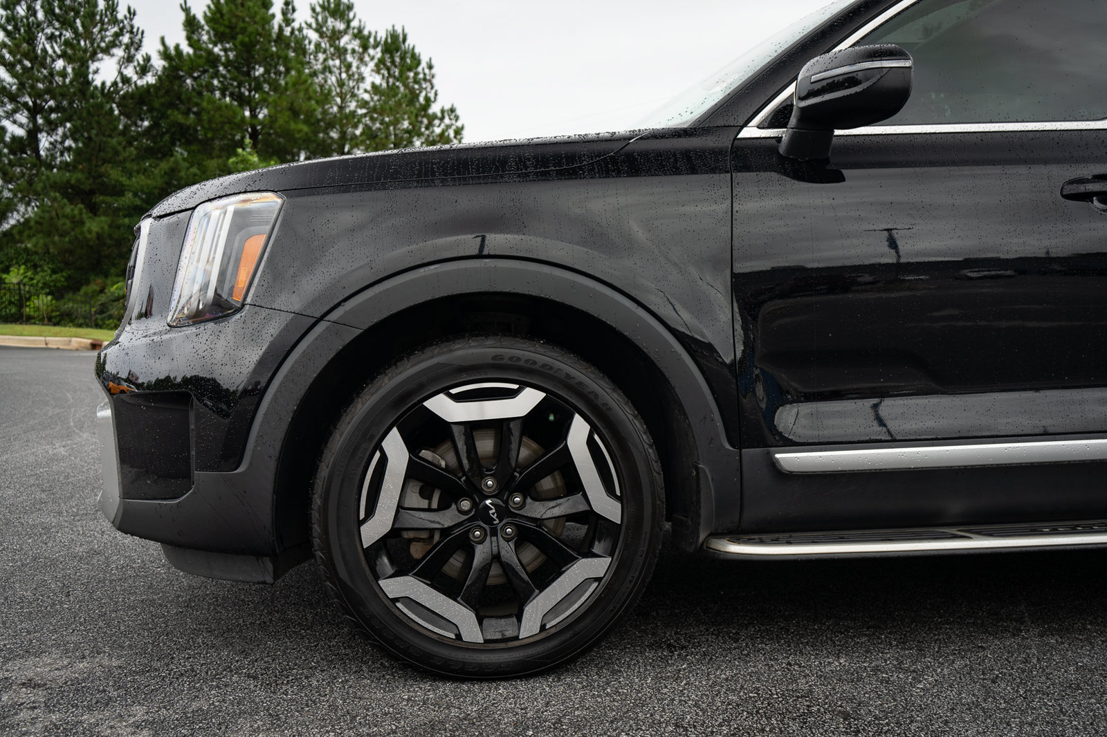 Used 2023 Kia Telluride EX w/ EX Captain's Chair Package FWD image 4