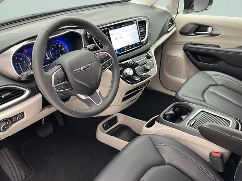 Used 2024 Chrysler Pacifica Touring-L FWD image 15