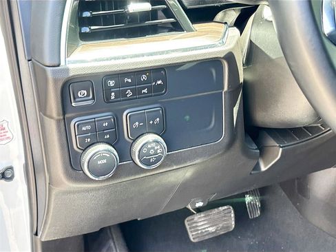 Used 2025 Chevrolet Suburban Z71 AWD/4WD image 10