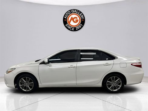 Used 2017 Toyota Camry SE image 4