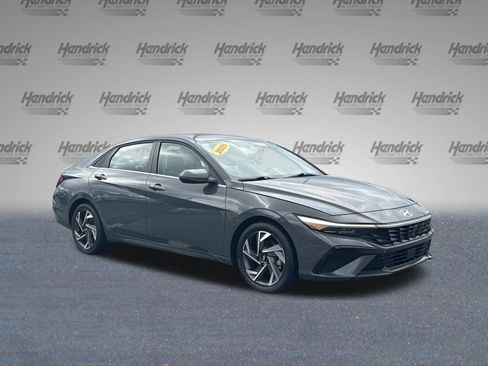 Used 2025 Hyundai Elantra Limited FWD image 2