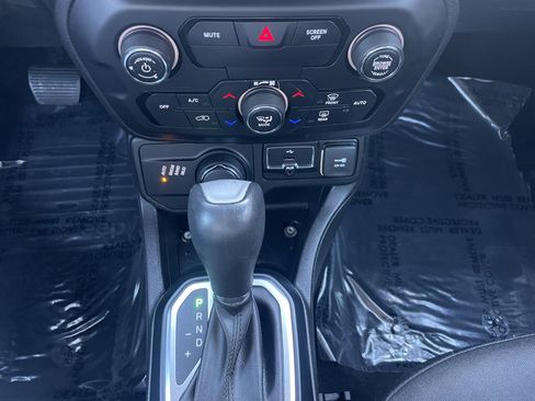 Used 2018 Jeep Renegade Latitude w/ Safety & Security Group image 19