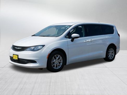 Used 2023 Chrysler Voyager LX FWD image 3