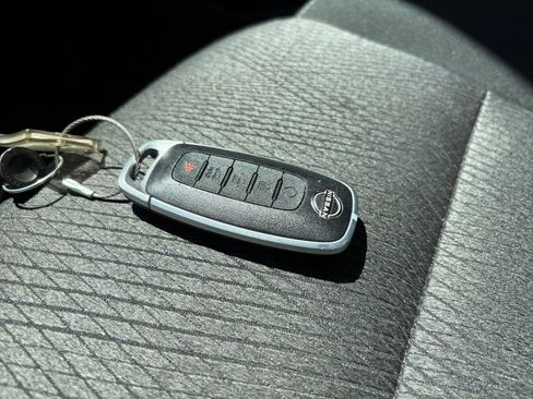 Used 2025 Nissan Rogue SV FWD image 18