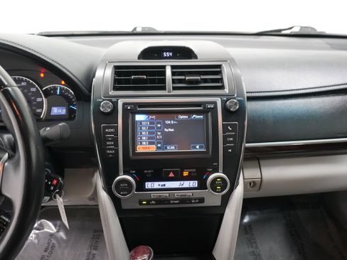 Used 2014 Toyota Camry XLE image 17