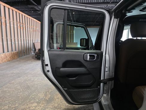 Used 2022 Jeep Wrangler Unlimited Sahara AWD/4WD image 16