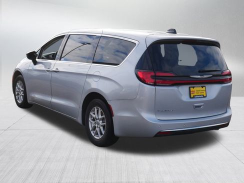 Used 2024 Chrysler Pacifica Touring-L image 5