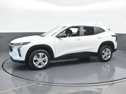 Used 2024 Chevrolet Trax LS w/ Driver Confidence Package image 2