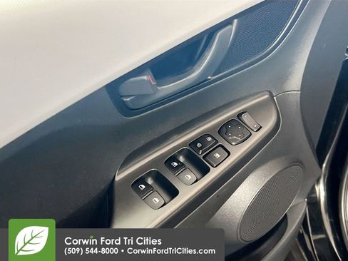 Used 2021 Hyundai Kona SE image 12