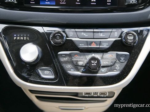 Used 2023 Chrysler Pacifica Touring-L FWD image 30