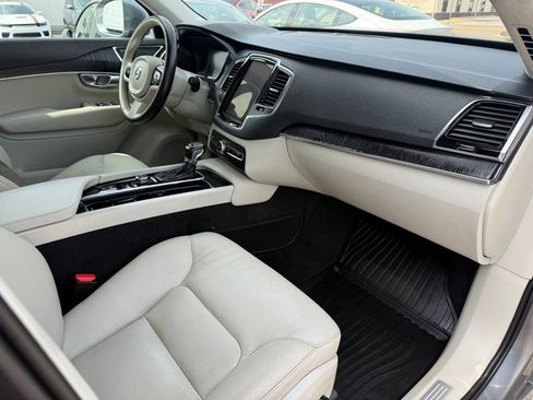 Used 2020 Volvo XC90 T6 Momentum AWD/4WD image 3
