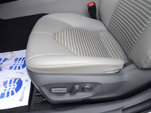 Used 2020 Toyota Camry SE image 9