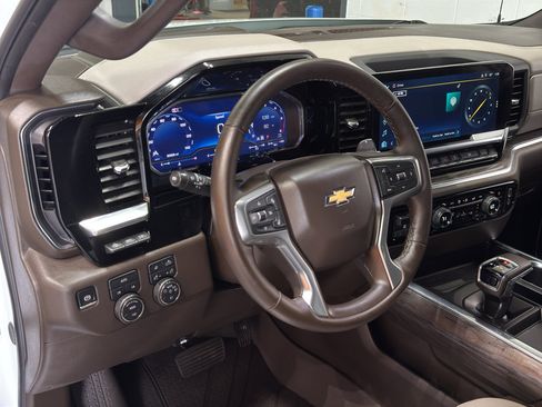 Used 2025 Chevrolet Silverado 1500 LTZ AWD/4WD image 19