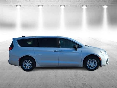 New 2026 Chrysler Pacifica Select image 9