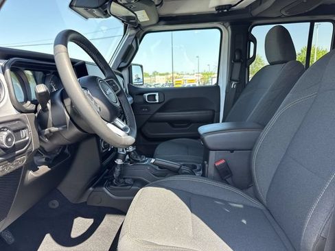 Used 2025 Jeep Wrangler Unlimited Sahara AWD/4WD image 13