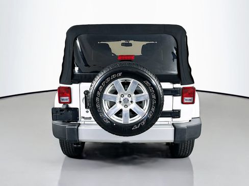 Used 2018 Jeep Wrangler Unlimited Sahara w/ Connectivity Group AWD/4WD image 6