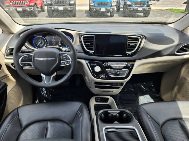 Used 2024 Chrysler Pacifica Touring-L FWD image 9