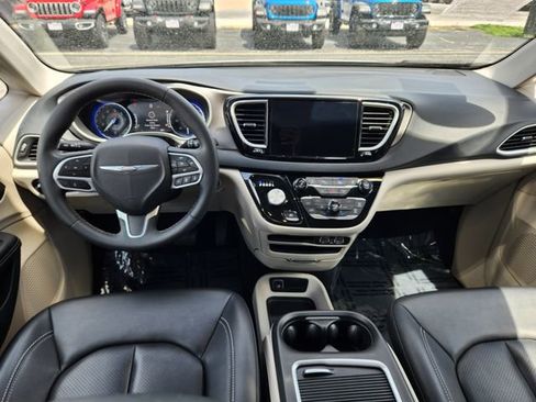 Used 2024 Chrysler Pacifica Touring-L FWD image 9