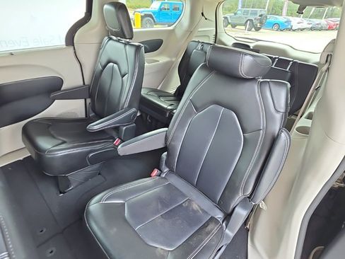 Certified 2024 Chrysler Pacifica Touring-L image 10