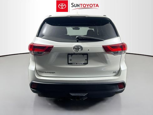 Used 2018 Toyota Highlander SE FWD image 5