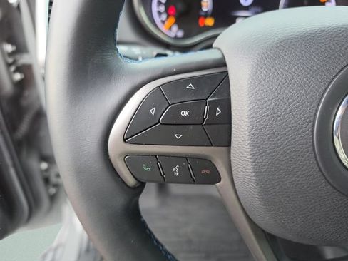 Used 2019 Jeep Grand Cherokee Laredo AWD/4WD image 41