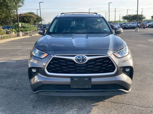 Used 2024 Toyota Highlander XLE FWD image 2