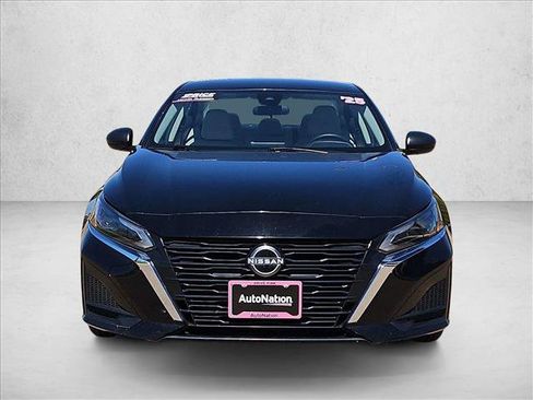 Used 2025 Nissan Altima 2.5 SV FWD image 2