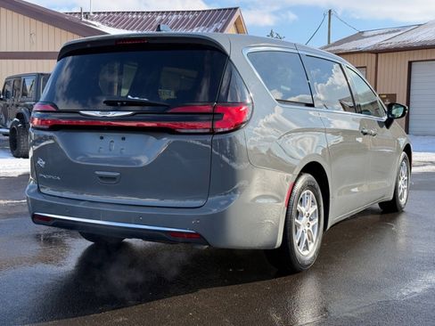 Used 2025 Chrysler Pacifica Select image 8