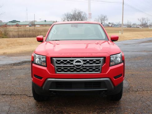 Used 2024 Nissan Frontier SV image 3