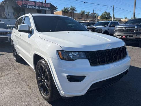 Used 2018 Jeep Grand Cherokee Altitude RWD image 4