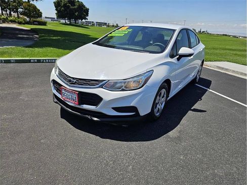 Used 2018 Chevrolet Cruze LS FWD image 3