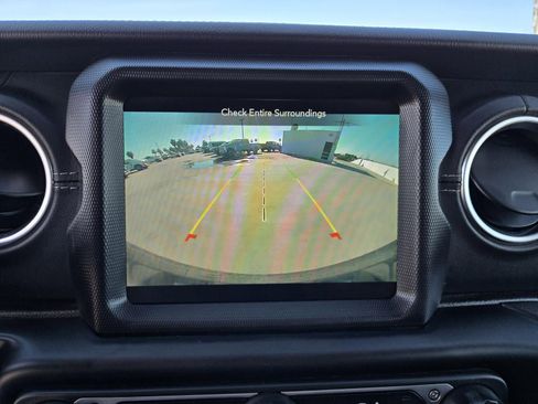 Used 2022 Jeep Wrangler Unlimited Sahara image 10