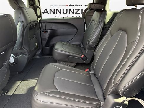 New 2026 Chrysler Pacifica Select image 13