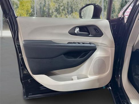 Used 2024 Chrysler Pacifica Touring-L image 18