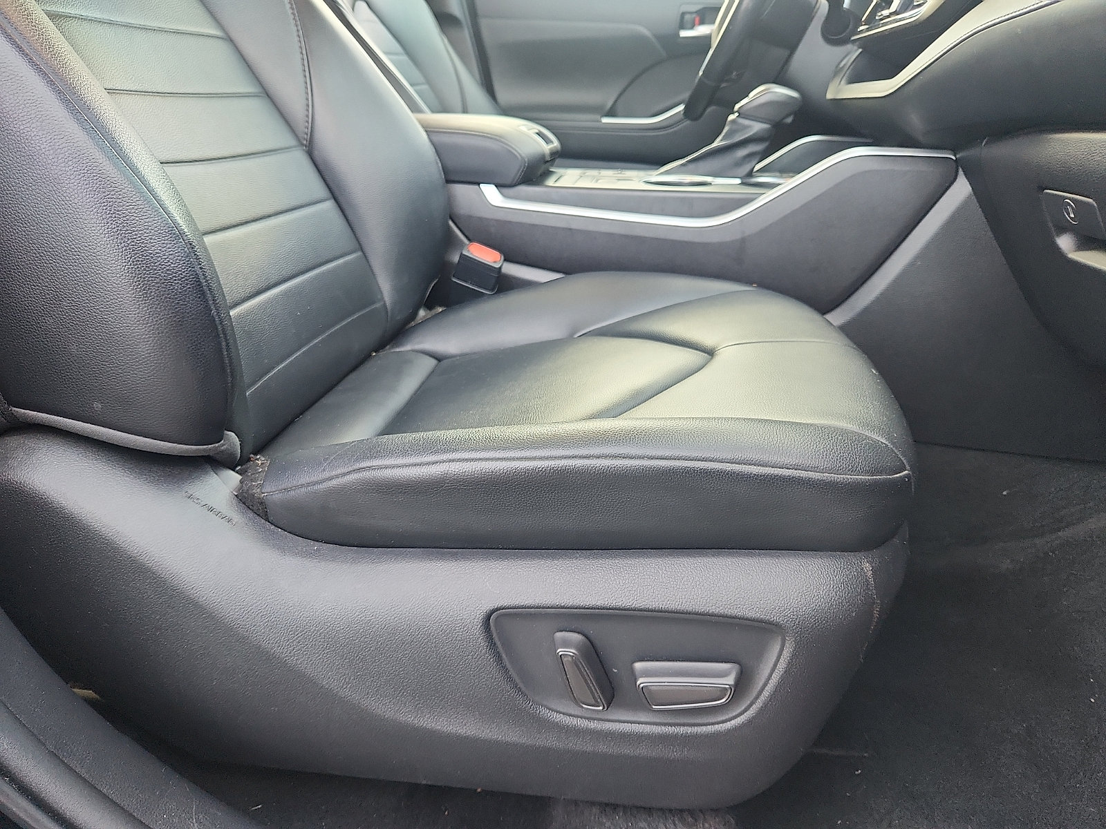 Used 2021 Toyota Highlander XLE AWD/4WD image 35