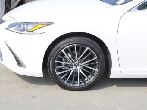 Certified 2024 Lexus ES 350 w/ Premium Package image 4