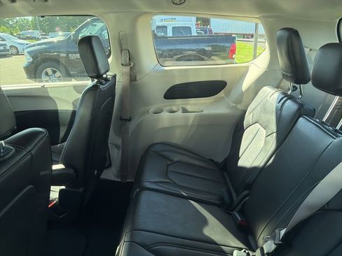 Used 2024 Chrysler Pacifica Touring-L FWD image 6