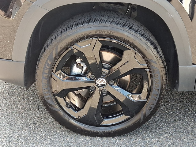 Certified 2025 Volkswagen Taos SEL AWD/4WD image 28